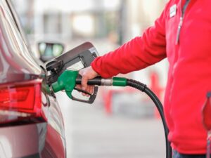 a person filling a car carburant le plein d'essence